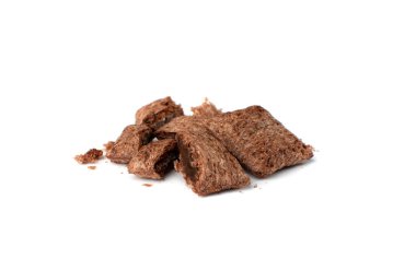 Kahvaltı için parçalanmış çikolata yastıkları beyaz arka planda izole edilmiş. Kremalı, gevrek gevrekleri, gevrek gevrekleri, sağlıklı atıştırmalıklar.