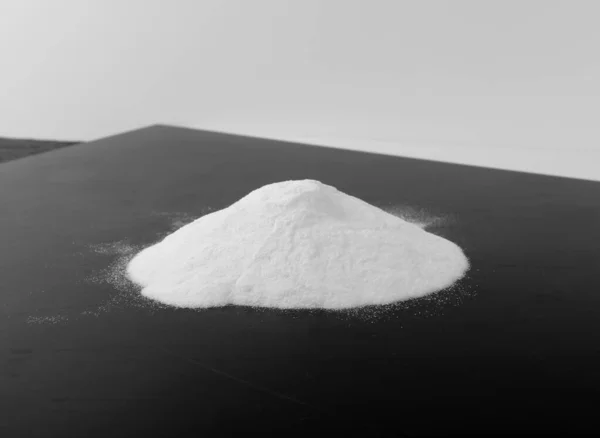 Heap White Powder Baking Soda Clay Або Bentonite Black Background — стокове фото