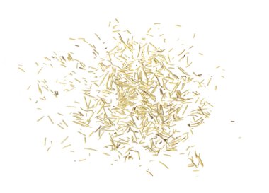 Beyaz arka planda izole edilmiş kuru biberiye iğneleri yığını. Kurutulmuş biberiye yapraklarının üst görüntüsü. Baharat, baharat ve otlar