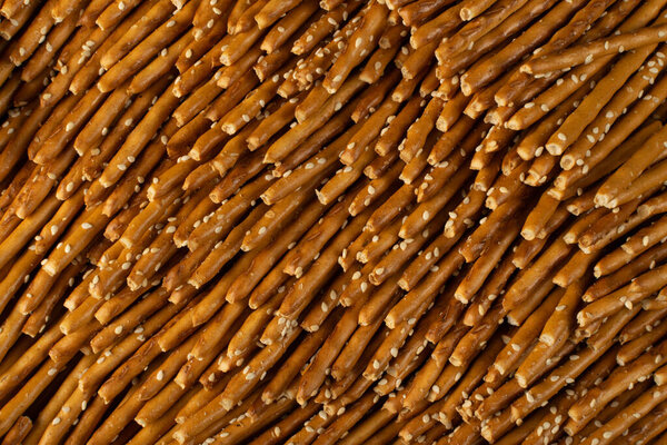 Salt наклеивает текстурный фон с пространством для копирования. Соленые палочки кренделя плоский узор, обои гриссини или тонкие хлебные палочки макет