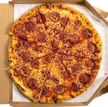 Pepperoni ya da Diabola Pizza ile salam, Chili Pepper ve Mozzarella Peyniri karton teslimat kutusu üstte. Açık Pizzacı Paketinde Geleneksel İtalyan Düz Ekmeği Yaklaş