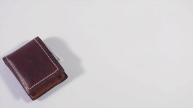 M-cüzdanda para. Yüz dolarlık banknotlar. Ekonomi kavramı. Stop motion.