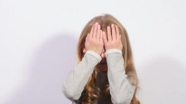 Akıllı kız. Üç geniş maymun jesti. Kız bilgelik hareketleri gösterir. 