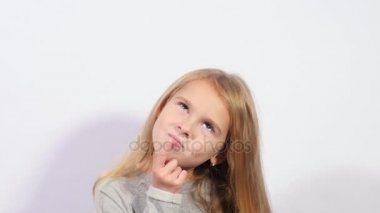 Çekici kız düşünüyorum. Fikirler bulmak ve sorunları çözmek. Beyaz arka plan üzerinde ekşitmeden kız kapatın. 