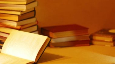 Kitap ile bir yazıt yaz kitap yığını. Stop motion
