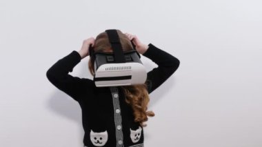 Güzel küçük kız giyiyor Vr kulaklık Studio