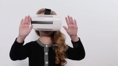Hareket etme Vr kullanan sarışın güzel kız. Kız kendi etrafında hayali bir kapalı döner.