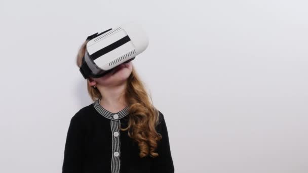 Virtuele werkelijkheid spel. Positieve emoties tijdens het spelen van een virtuele realiteit — Stockvideo