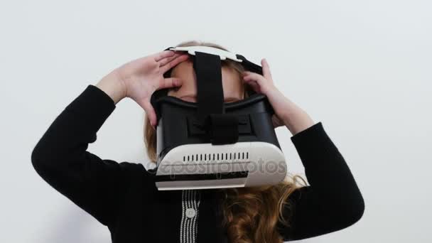 Menina vestindo óculos de realidade virtual — Vídeo de Stock