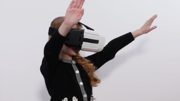 Ein Mädchen mit Virtual-Reality-Brille wendet sich von den Bedrohungen ab.. — Stockvideo