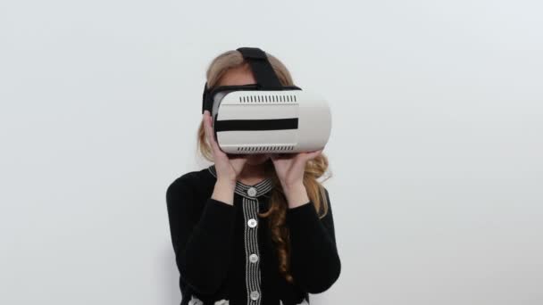 Очаровательная маленькая девочка снимает очки виртуальной реальности и показывает большой палец вверх . — стоковое видео