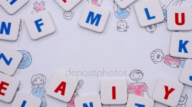Aile kroki üzerinde arka plan hareketli ve bir kelime aile oluşturan harfler. Stop motion