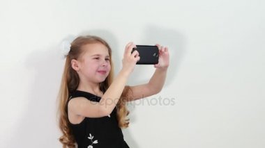 Güzel küçük bir kız selfie smartphone yapma