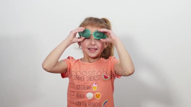 Petite fille drôle avec des lunettes pour la natation et émerge avec coquille . — Video