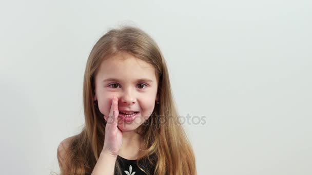 Aranyos lány suttogva titkos és nevettek a kamera. — Stock videók