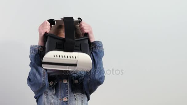 A Little girl wearing virtual reality headset and looks with amazement. — Stock Video