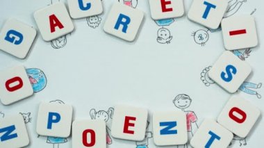 Aile fotoğrafı arka plan üzerinde kelime anne. Stop motion