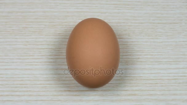 Gekochtes Ei auf einem hölzernen Hintergrund. Stop-Motion — Stockvideo