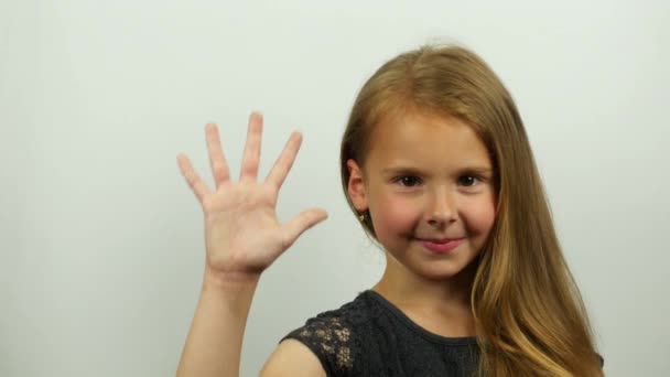 Menina sorridente mostrando contagem regressiva por dedos. Menina contando de cinco a zero. Contagem regressiva na mão — Vídeo de Stock