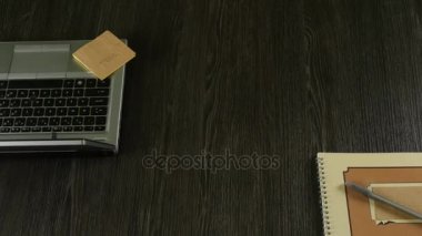 Karşılıklı bir erkek ve bir kadın. Bir el sıkışma bir adamla bir kadın eli uzanmış.