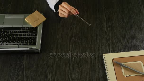 暗いテーブルの背景に女性と男の手。ハンド シェークの平面図. — ストック動画
