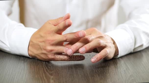 İşadamı bir nişan yüzüğü parmağını alır ve masanın üzerine koyar. Yakın çekim — Stok video