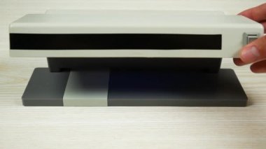 Kimlik doğrulama dedektör para. Dedektör ve lamba altında 50 Euro banknot mezhebi.