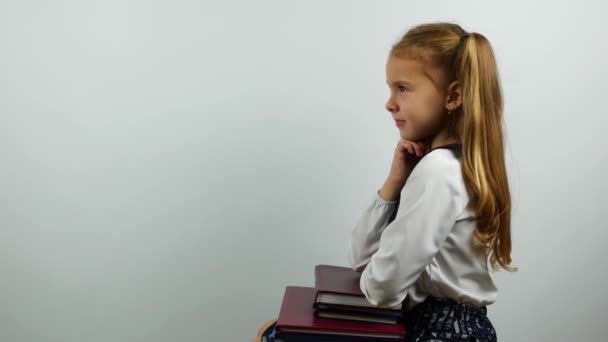 Κορίτσι Σχολείο Στολή Κάθεται Αγκώνες Για Βιβλία Και Χαμογελά Στη — Αρχείο Βίντεο