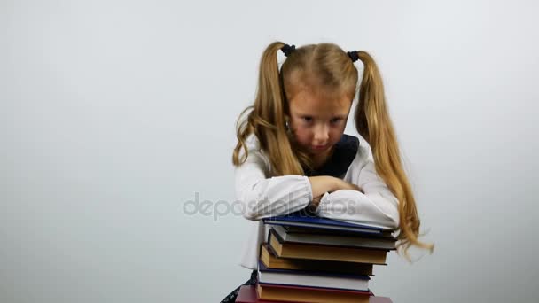 Primeira Série Menina Escola Senta Apoiando Livros Com Olhar Cansado — Vídeo de Stock