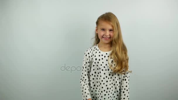 Όμορφο Ξανθό Κοριτσάκι Χαμογελώντας Και Χειρονομίες Αργή Κίνηση Του Ναι — Αρχείο Βίντεο
