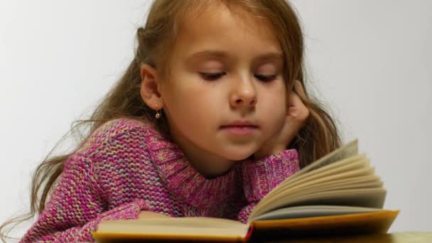 本を読んで女の子のクローズ アップ表示 若いかわいい女の子がささやくような声で本を読みます — ストック動画