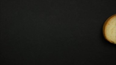 Kırmızı havyar bir sandviçle hazırlanması. Stop motion