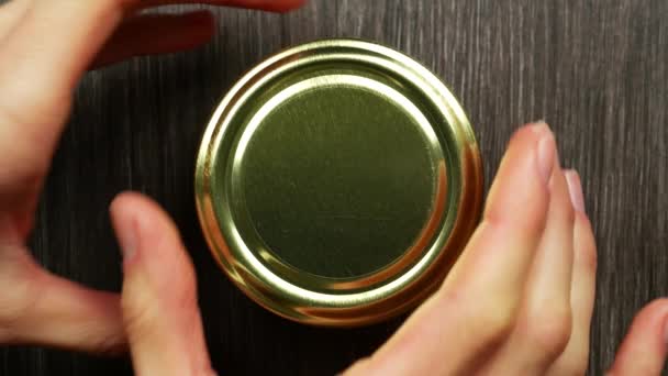 Pots Ouverture Avec Caviar Rouge Les Mains Des Femmes Ouvrent — Video