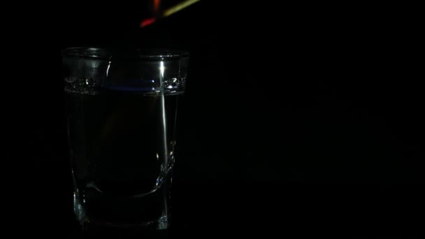 Encendido Sambuca Con Palo Ardiente Vaso Alcohol Transparente Sobre Fondo — Vídeo de stock