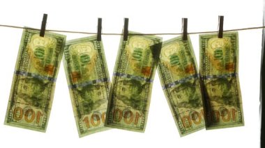 Yüz dolar faturaları bir ip üzerinde kurutma.