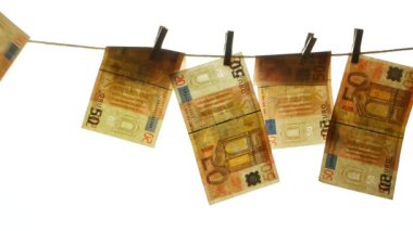Closeup euro para bir ipte asılı. Çamaşır kurutma makinesi sabitleme euro banknot.