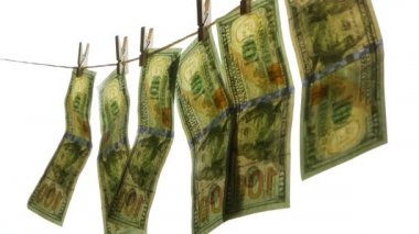 Yüz dolar faturaları bir ip üzerinde asılı