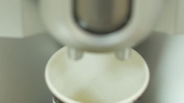 咖啡从咖啡机流进纸杯 专注于液体 — 图库视频影像