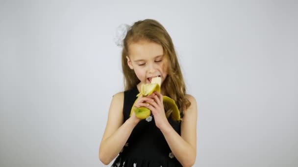 Retrato Niño Lindo Comiendo Plátano Captura Estudio — Vídeos de Stock