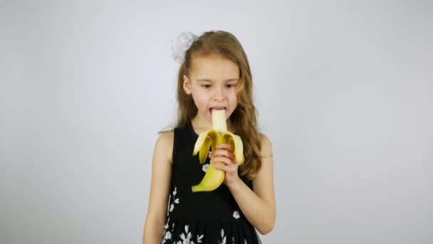 Menina Bonita Come Banana Bonito Sorrindo — Vídeo de Stock