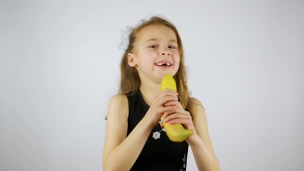 Grappig Meisje Zingen Met Een Banaan — Stockvideo