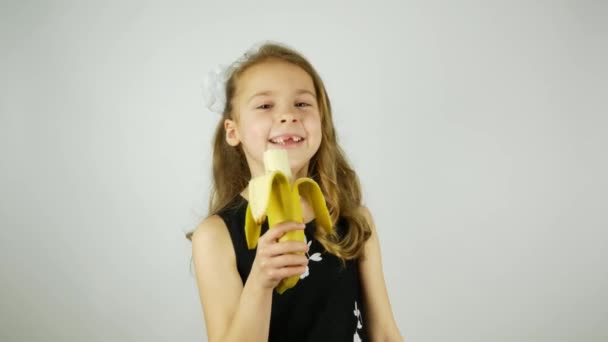 Lockigt Glada Tjejen Håller Banan Som Mikrofon — Stockvideo