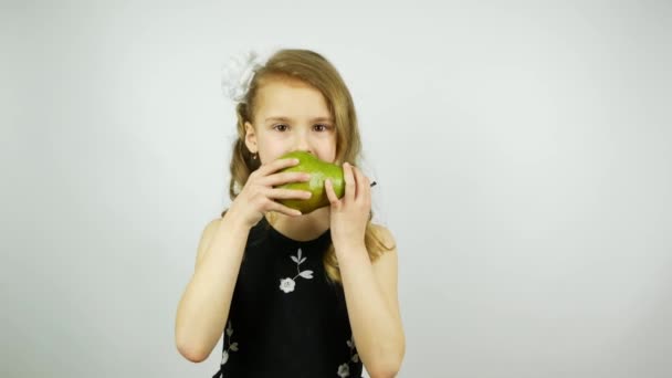 Niño Comiendo Una Pera Verde Grande — Vídeos de Stock