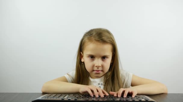 Una chica impaciente presiona los botones del teclado — Vídeo de stock