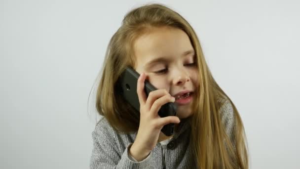 Ein lustiges Mädchen ohne Milchzähne telefoniert. Nahaufnahme — Stockvideo