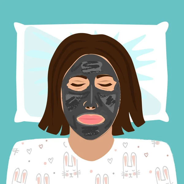Νεαρή όμορφη γυναίκα με πιτζάμες χαλαρώνει στο σπίτι με εφαρμοσμένη μαύρη peel-off μάσκα στο πρόσωπό της. Εικονογράφηση διανύσματος — Διανυσματικό Αρχείο