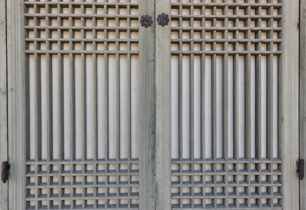 Antigua ventana del palacio Gyeongbokgung en Seúl, Corea del Sur . — Foto de Stock