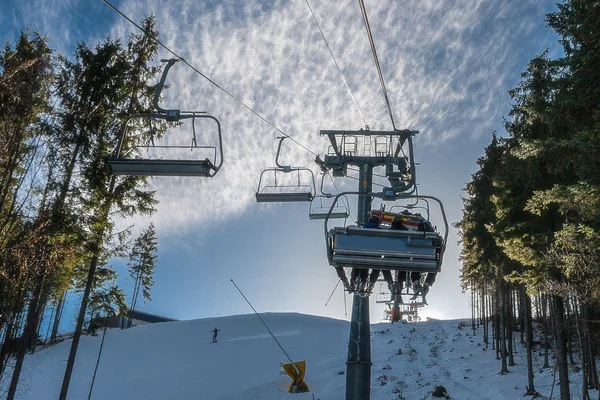 De stijging van de stoeltjeslift naar de top van de berg. — Stockfoto