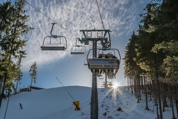 The rise in the chair lift to the top of the mountain. — Stock Photo, Image