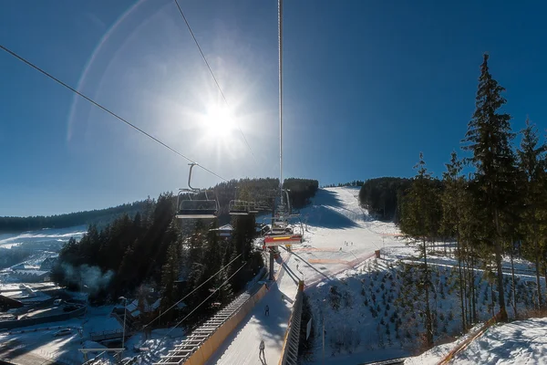 Vista do teleférico para a pista de esqui . — Fotografia de Stock
